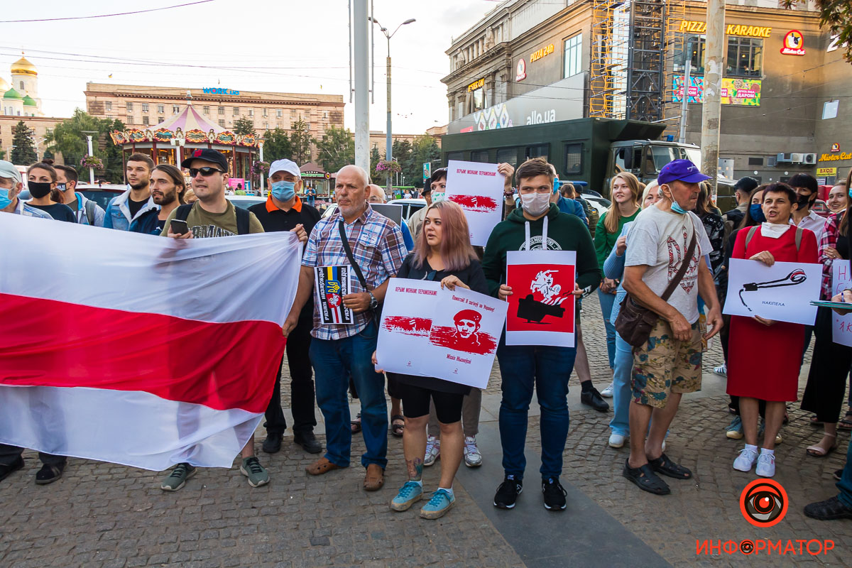 Сегодня на Европейской было много красных и белых цветов