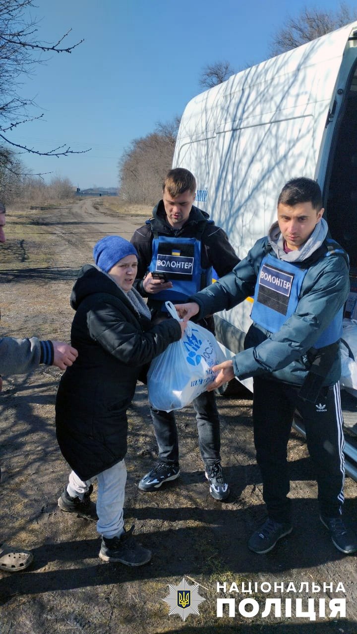 До Степногірської ОТГ волонтери разом із правоохоронцями передали гуманітарну допомогу