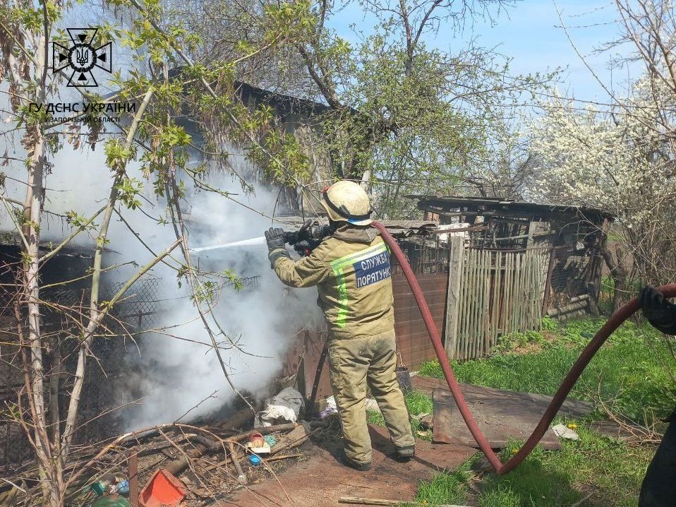 Ліквідація наслідків ворожих обстрілів: запорізькі рятувальники знешкодили 17 залишків снарядів та приборкали 3 пожежі