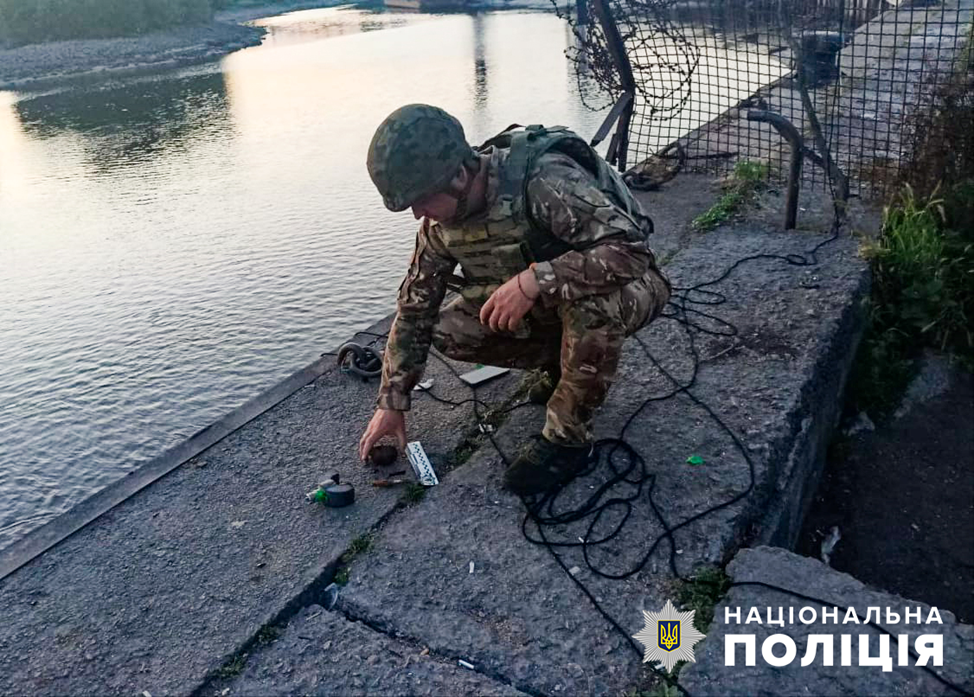 На обмілілому узбережжі Дніпра запорізькі вибухотехніки вилучили гранати