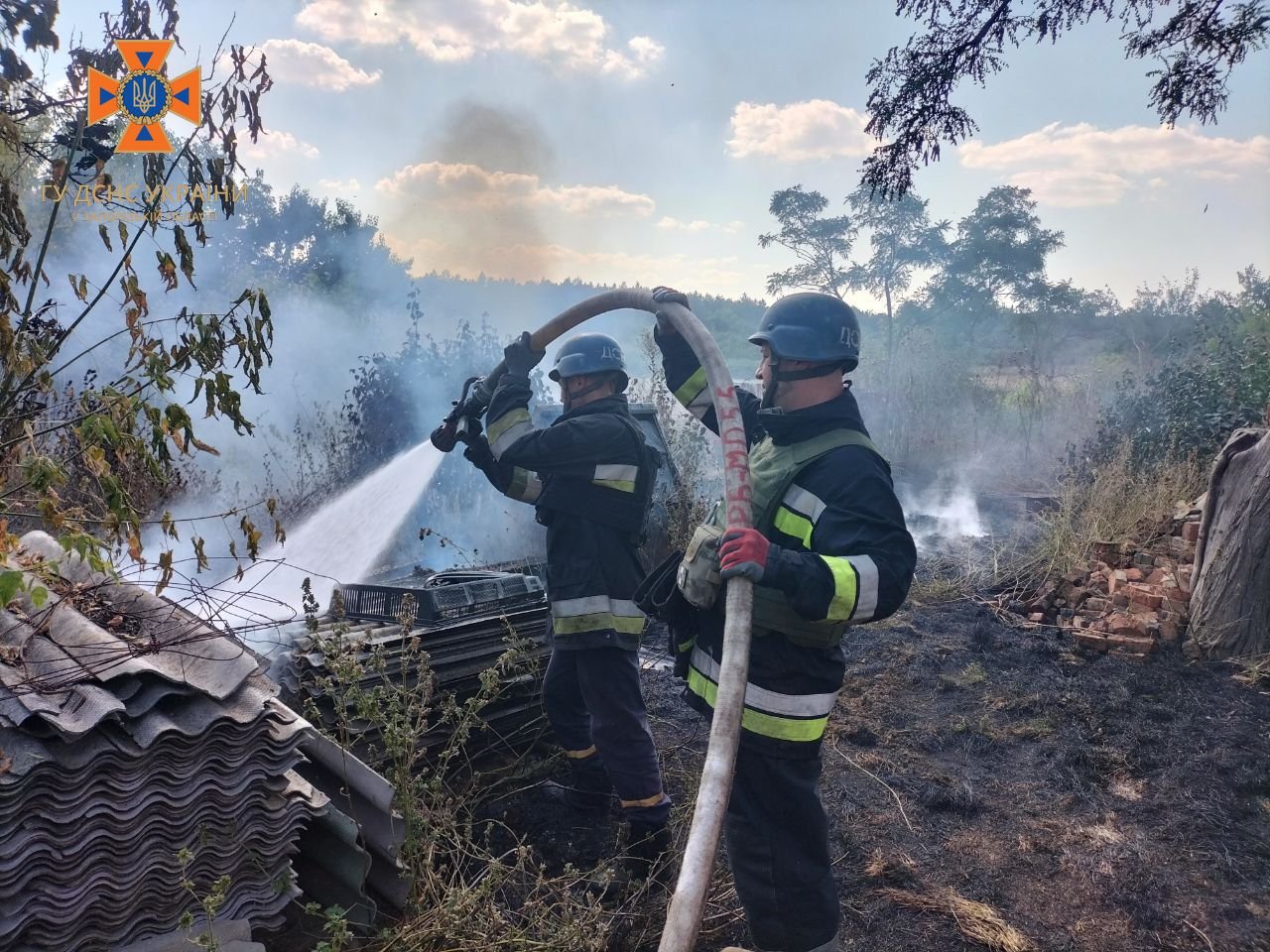 На Запоріжжі сапери вилучили вибухонебезпечні предмети та приборкали пожежу в одному з домоволодінь