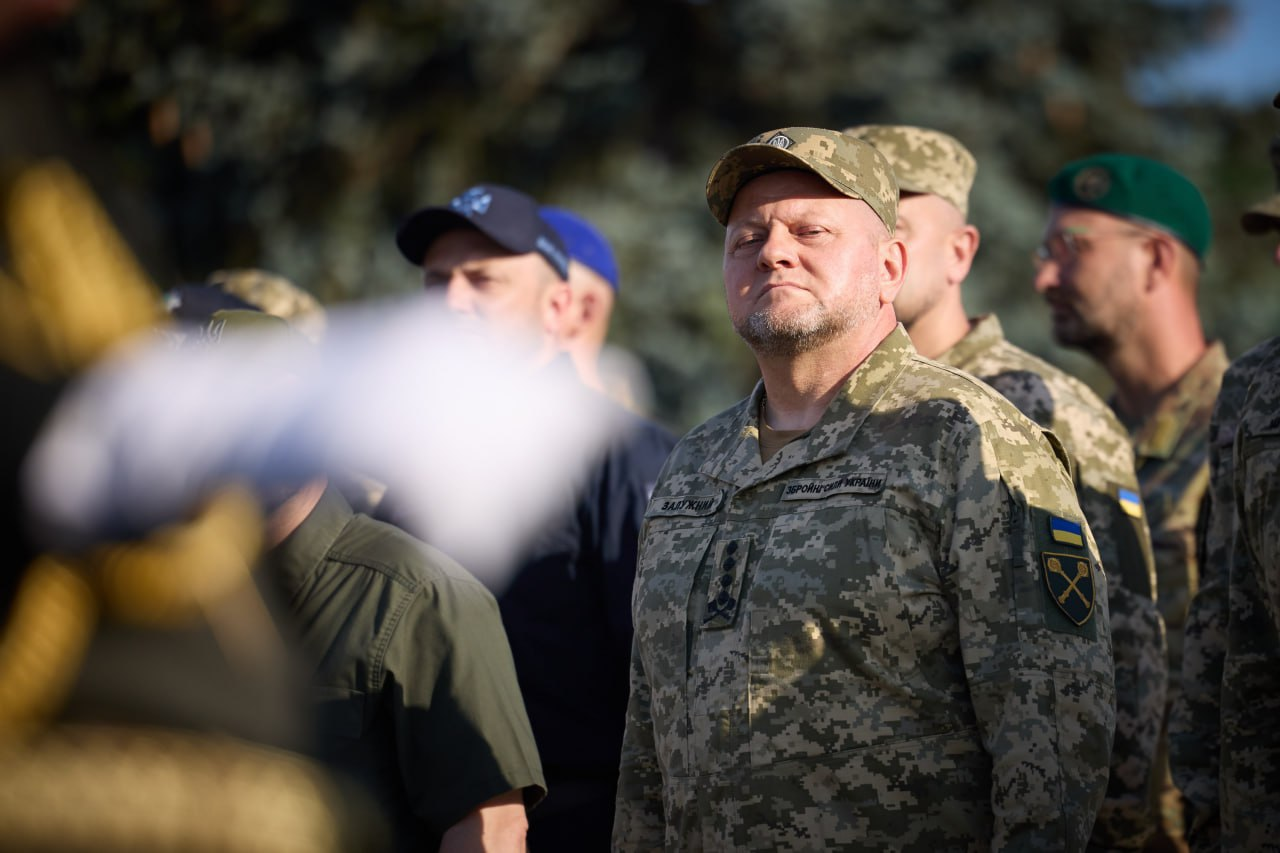 День Державного прапора: у столиці підняли синьо-жовтий стяг із підписами воїнів ЗСУ (Фото, відео)